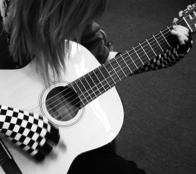 Emo dievča s gitarou