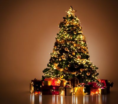 Vianočný stromček s darčekmi